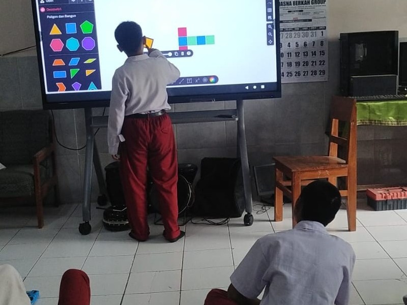 BELAJAR MENGGUNAKAN MEDIA SMART TV