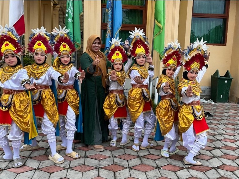 SDN 4 SUMBERWARU IKUT MEMERIAHKAN PEMBUKAAN PASAR RAMADHAN DI SUKOREJO BANYUPUTIH